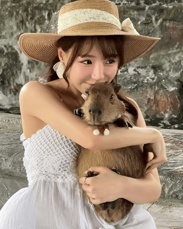 Traveling, beautiful female YouTuber encounters unexpected incident 3 photo-1749192315802