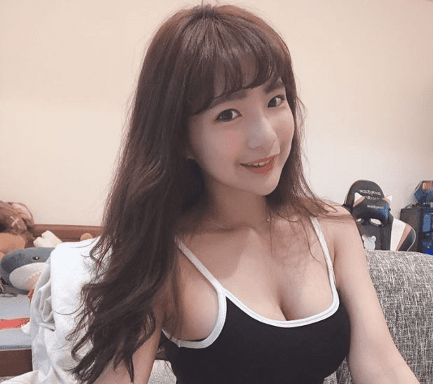 Beautiful female streamer causes a "storm" online while assembling a cabinet live: A trick to flaunt her body for engagement? 1 photo-1749452306764