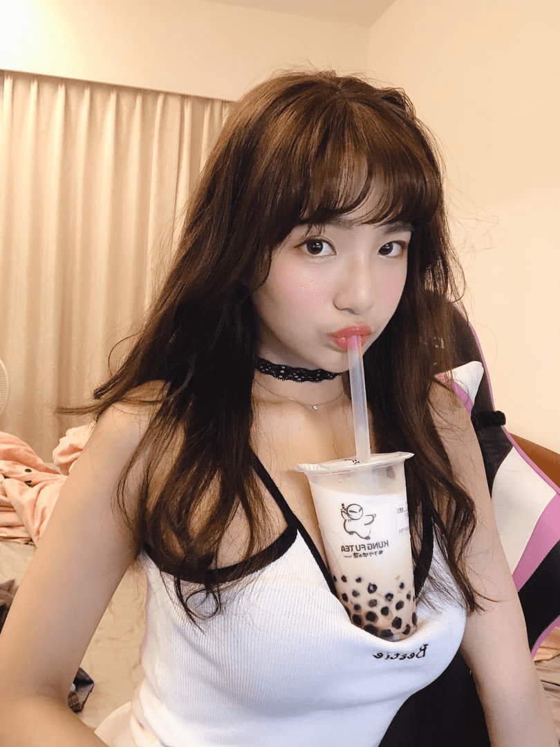 Beautiful female streamer causes a "storm" online while assembling a cabinet live: A trick to flaunt her body for engagement? 3 photo-1749452414780