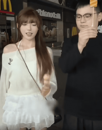 When his girlfriend "followed the trend," the young man reacted strongly, making viewers cringe 1 photo-1749612568930