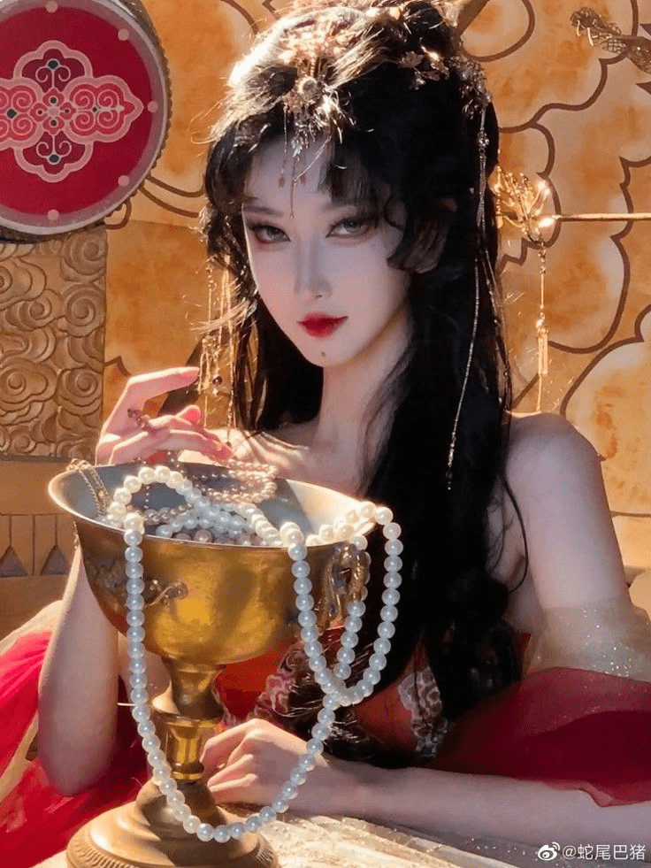 Female cosplayer born in 2001, 1.75m tall, possessing a "stunning" beauty and a unique "pet collection." 3 photo 1749632511001 1749632511206223468260