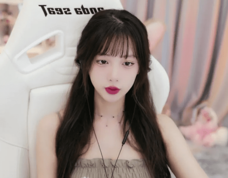 While live streaming, a female streamer handled an earthquake in a way that left fans terrified 1 Irene Livestream