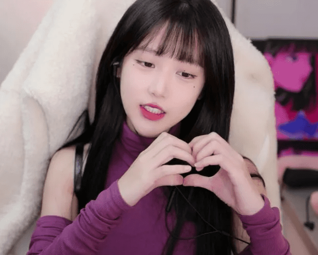 While live streaming, a female streamer handled an earthquake in a way that left fans terrified 2 Irene's Livestream