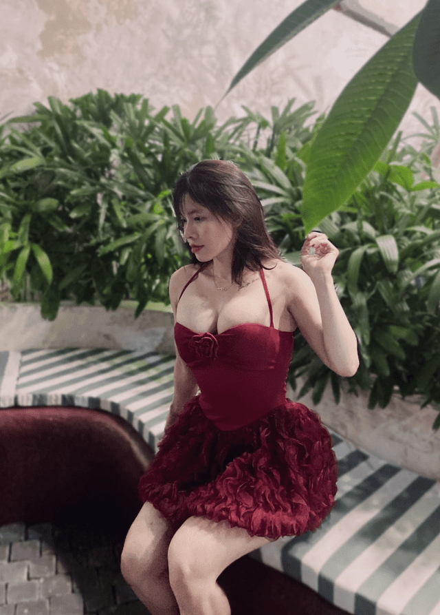 Famous Female Gym Enthusiast Shows Off Her Fit Figure in an Outfit That Earns Praise from the Online Community 1 Famous female bodybuilder flaunting a perfect figure with an outfit that left the online community in awe.