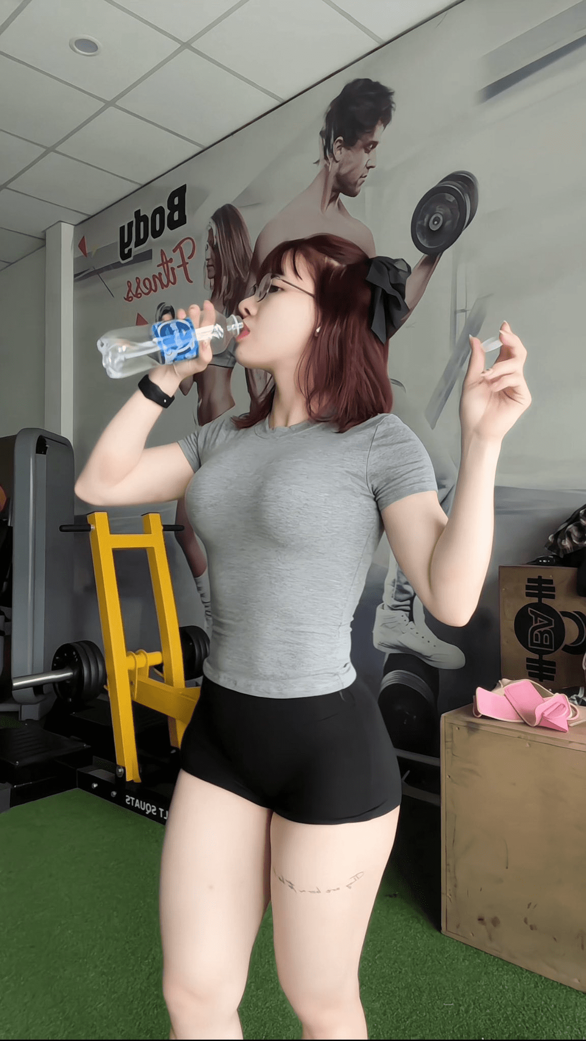 Famous Female Gym Enthusiast Shows Off Her Fit Figure in an Outfit That Earns Praise from the Online Community 2 N.K.N showcasing her impressive physique during a workout session.
