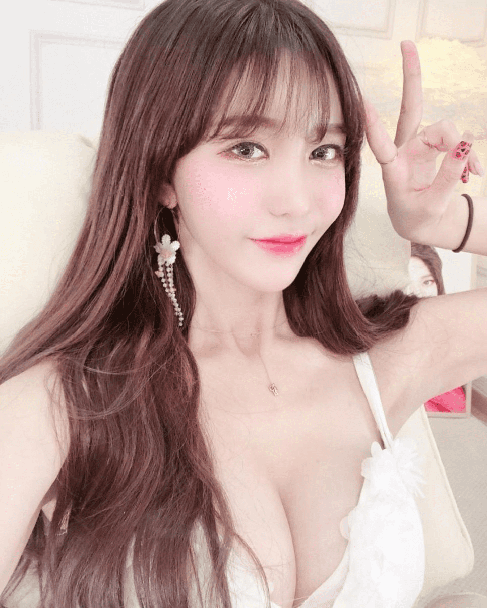 Too Beautiful, Female Streamer Unexpectedly Harassed by Stranger During Live Stream on the Street 2 photo-1750663598513