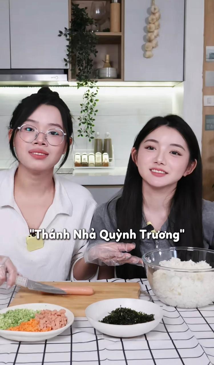 The eye-catching expression of the "mukbang fairy" in response to the rumors of eating without swallowing 5 Quynh Truong Mukbang