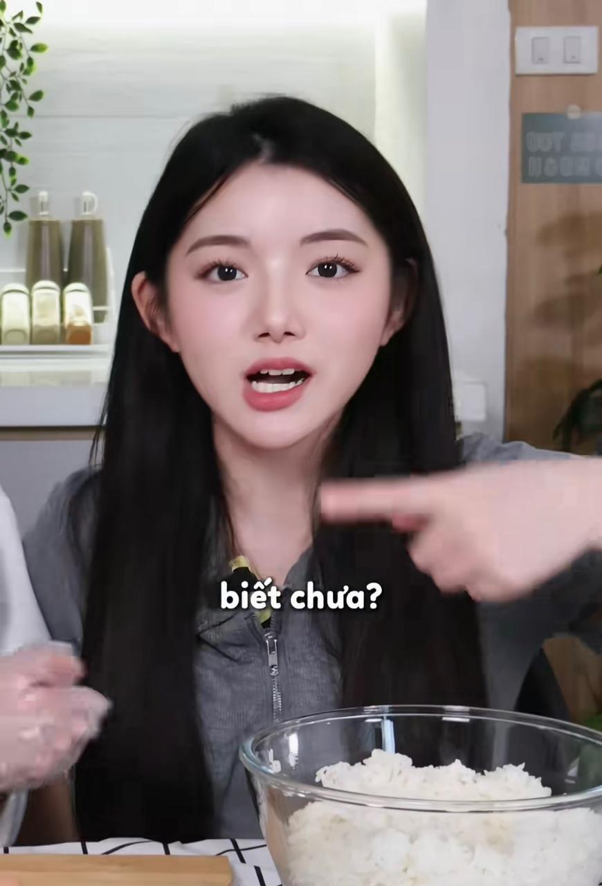 The eye-catching expression of the "mukbang fairy" in response to the rumors of eating without swallowing 7 Quynh Truong Mukbang