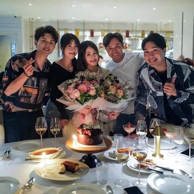Quách Tấn An hosted a birthday party for his girlfriend who is younger than him by 38 years. Quách Tấn An hosted a birthday party for his girlfriend who is younger than him by 38 years.
