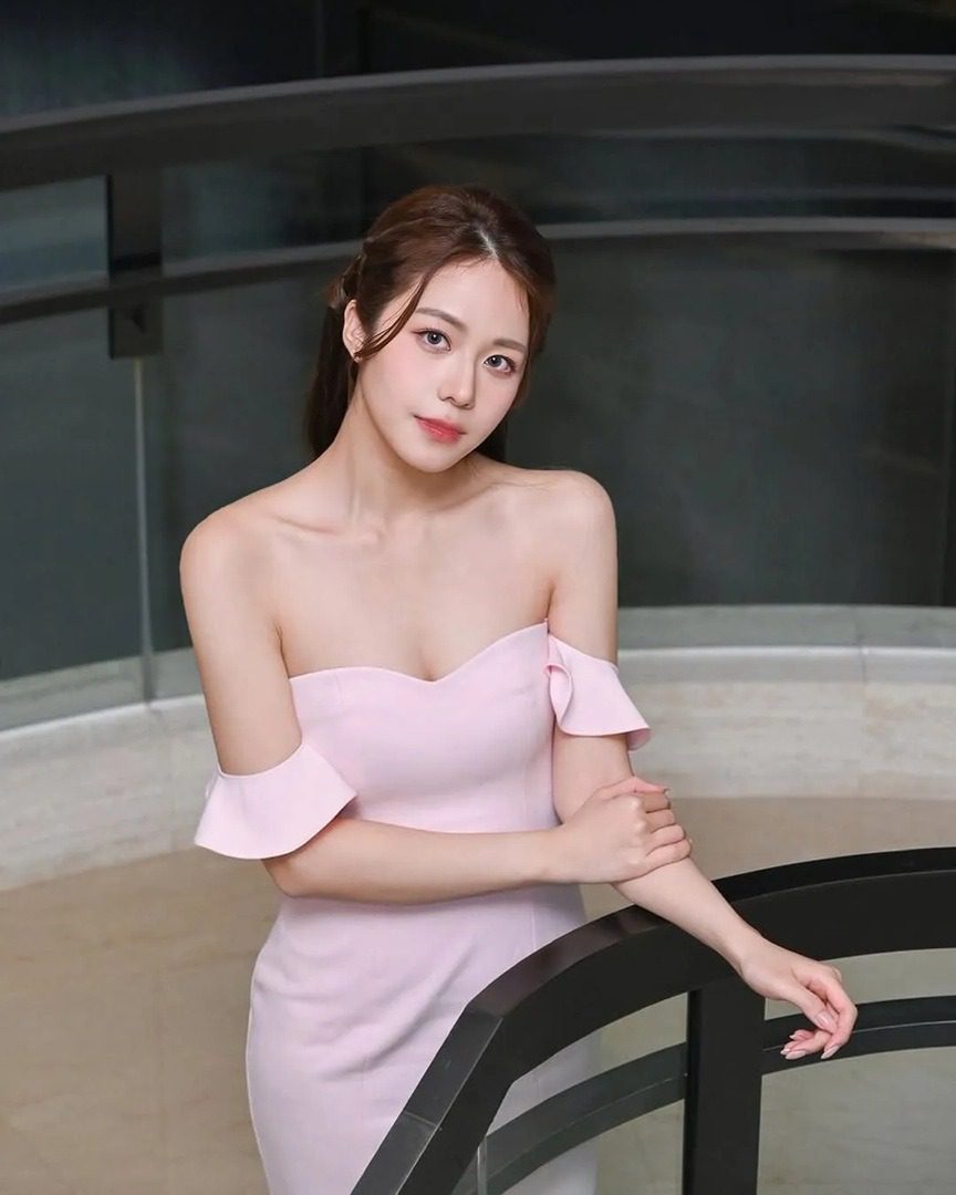 Trang Tử Tuyền expresses that she does not mind dating older individuals. Trang Tử Tuyền expresses that she does not mind dating older individuals.