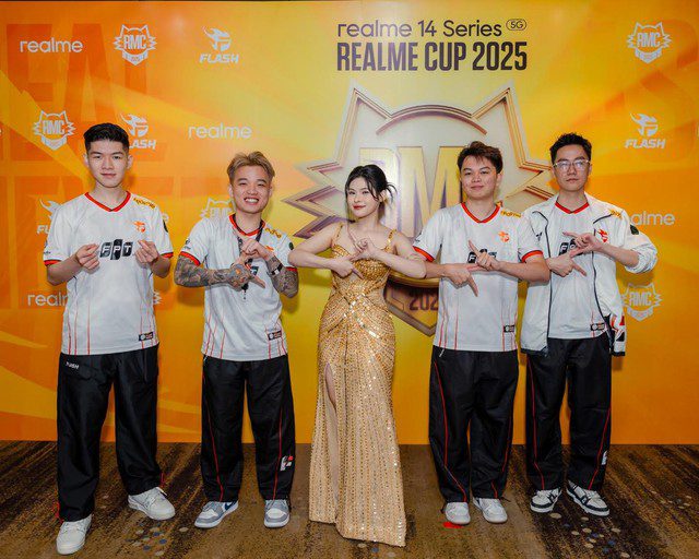 Notable members of Team Flash AOV at the realme Cup 2025 final (from left to right): Yutan, Maris, MC Kim Ngan, Huy Hoang, and coach Elly. Popular members of Team Flash AOV contributing to the realme Cup 2025 final.