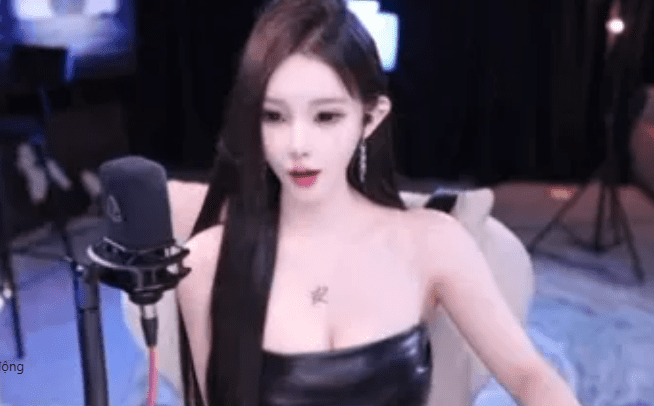 Viewers are not allowed to donate, female streamer feels "frustrated," takes unacceptable action towards viewers 1 Streamer Tiêu Nguyệt Quang