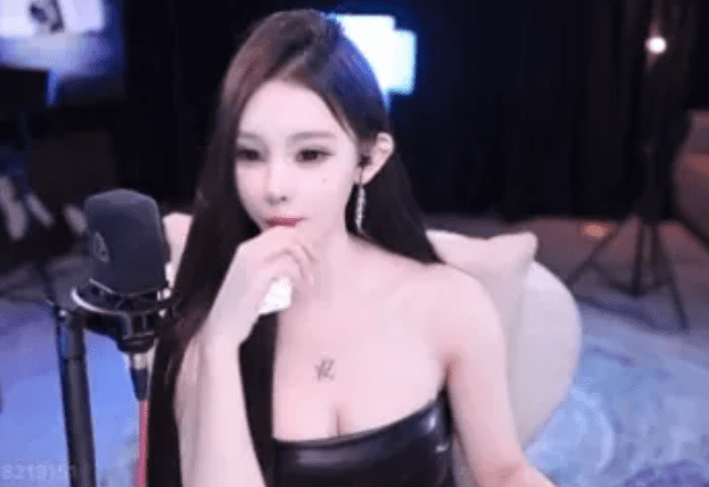 Viewers are not allowed to donate, female streamer feels "frustrated," takes unacceptable action towards viewers 3 Streamer Tiêu Nguyệt Quang