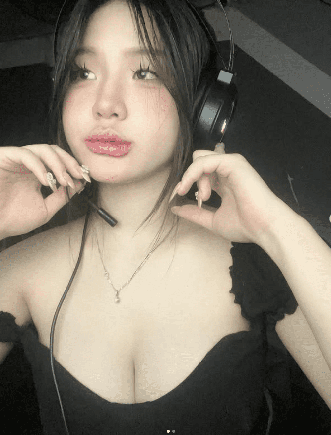 Vietnamese female gamer boldly showcases her irresistible hot figure with confidence 2 Lan Anh captivating her audience with her gaming content.