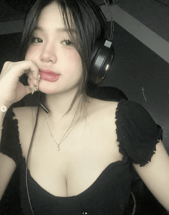Vietnamese female gamer boldly showcases her irresistible hot figure with confidence 3 Lan Anh continues to engage her audience with trendy content.