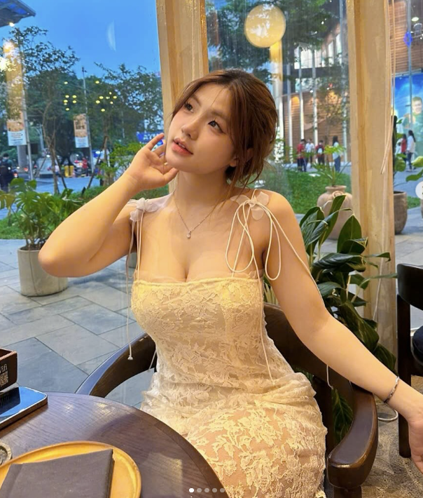 Vietnamese female gamer boldly showcases her irresistible hot figure with confidence 10 Lan Anh's influence in the gaming industry is undeniable.