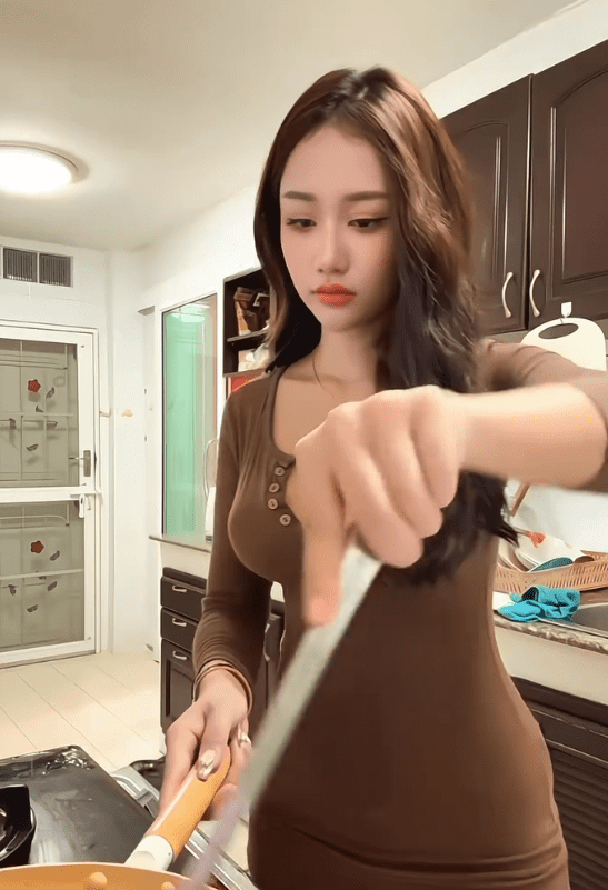 Transforming into a Caring Wife, the Gorgeous Hot Girl is No Less than "Zin Who Loves Cooking" 3 Giftracha.a cooking