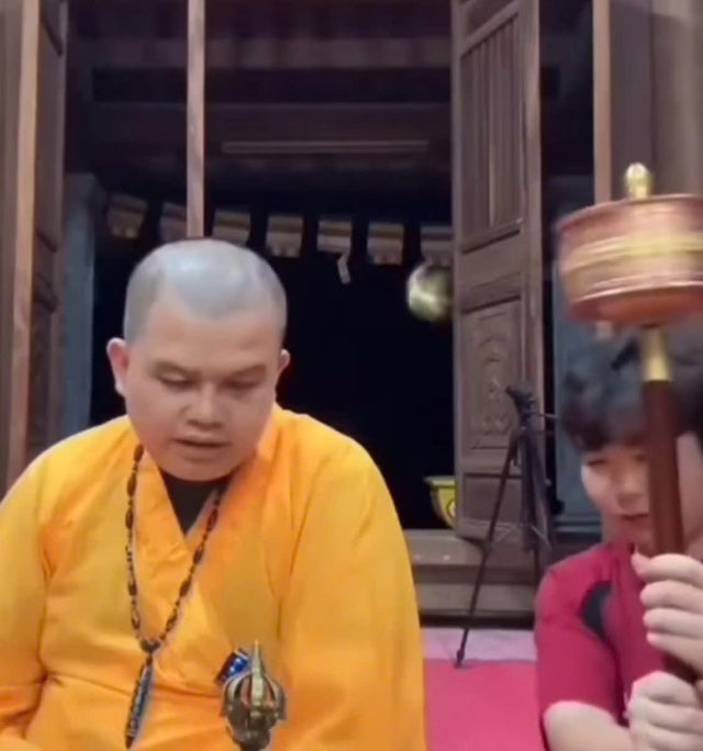 Master Thích Khai Quảng openly shares his passion for Esports - Liên Quân Mobile and also aspires to be a streamer. Master Thích Khai Quảng engaging in Esports.