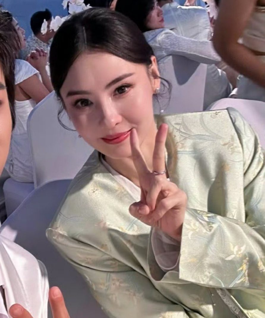 One can notice subtle signs of cosmetic surgery that make her look different from her natural appearance. Can’t believe this is Zhang Ba Chi, what happened to her beauty?