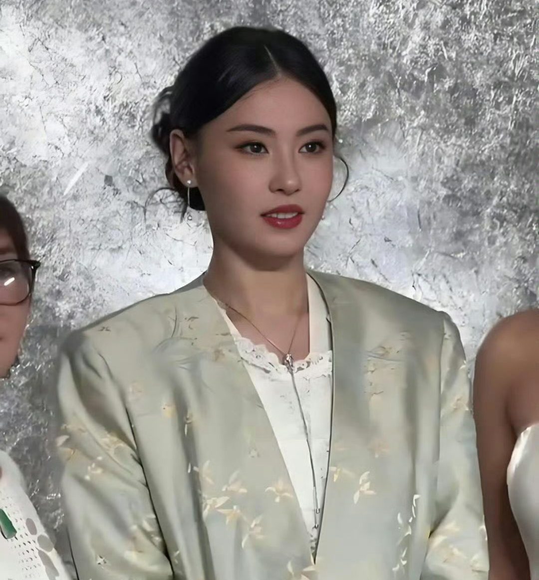 Zhang Ba Chi appears with a different look, being compared with various young beauties. Can’t believe this is Zhang Ba Chi, what happened to her beauty?