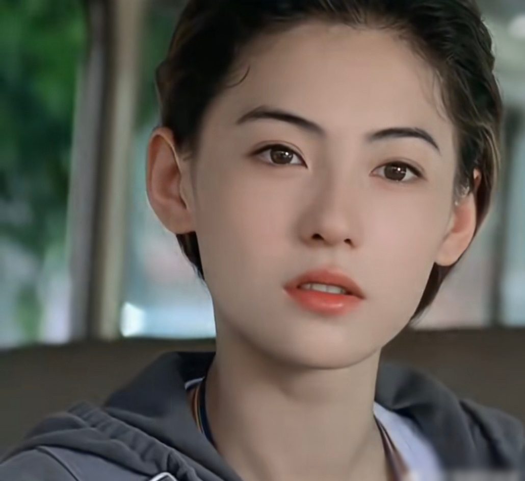 In recent years, she has become famous for her leading roles, becoming a symbol of beauty in Hong Kong cinema. Can’t believe this is Zhang Ba Chi, what happened to her beauty?