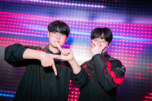 T1 officially addresses the transfer situation of Zeus and Gumayusi amidst various controversies. T1 officially speaks out about the situation of Zeus and Gumayusi amidst various controversies - Image 1.