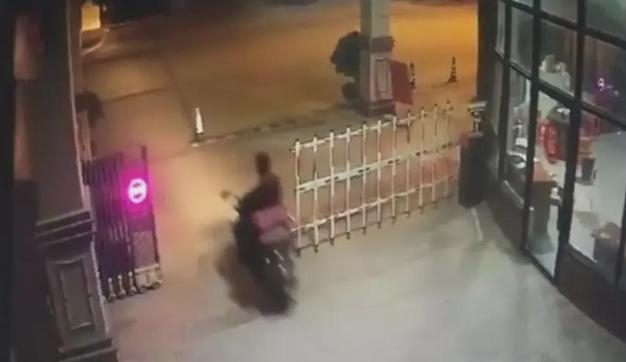 Social media shaken by the incident of a famous female streamer being assaulted by an "obsessed fan" 4 Streamer in distress