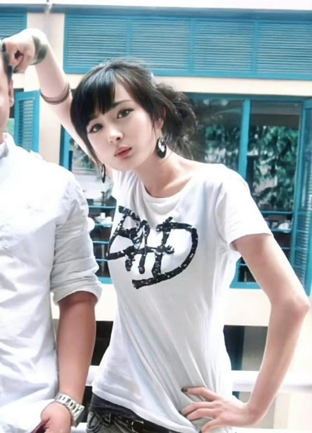 Yang Mi at 17: Unparalleled Beauty with a National Face and Heavenly Fragrance, Most Striking is Her One-in-a-Millennium Eyes 3 Dương Mịch at 17 years old - an image that stuns viewers with its ethereal beauty.