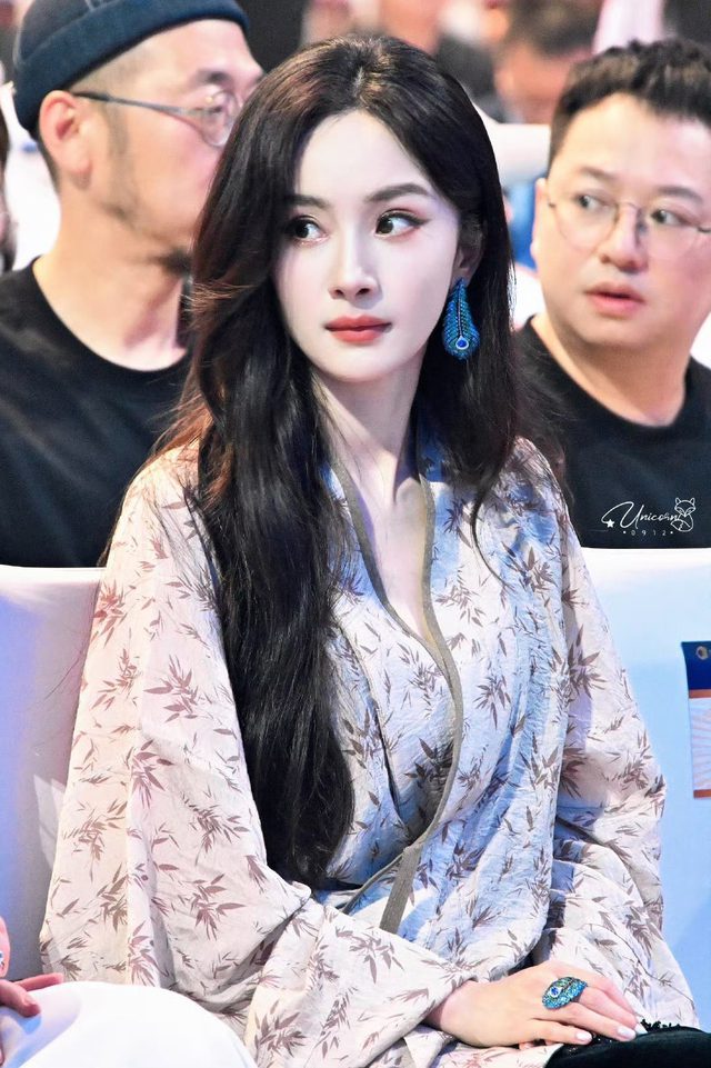 Dương Mịch at the international film festival of the SCO in 2025. Dương Mịch at 17 years old - an image that stuns viewers with its ethereal beauty.
