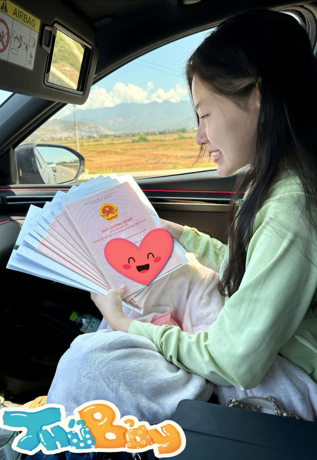 Beautiful hot girl shows off her huge bank balance, a stack of land use rights certificates, netizens eagerly "ask for blessings" 7 Beautiful girl flaunting wealth, attracting attention on social media.