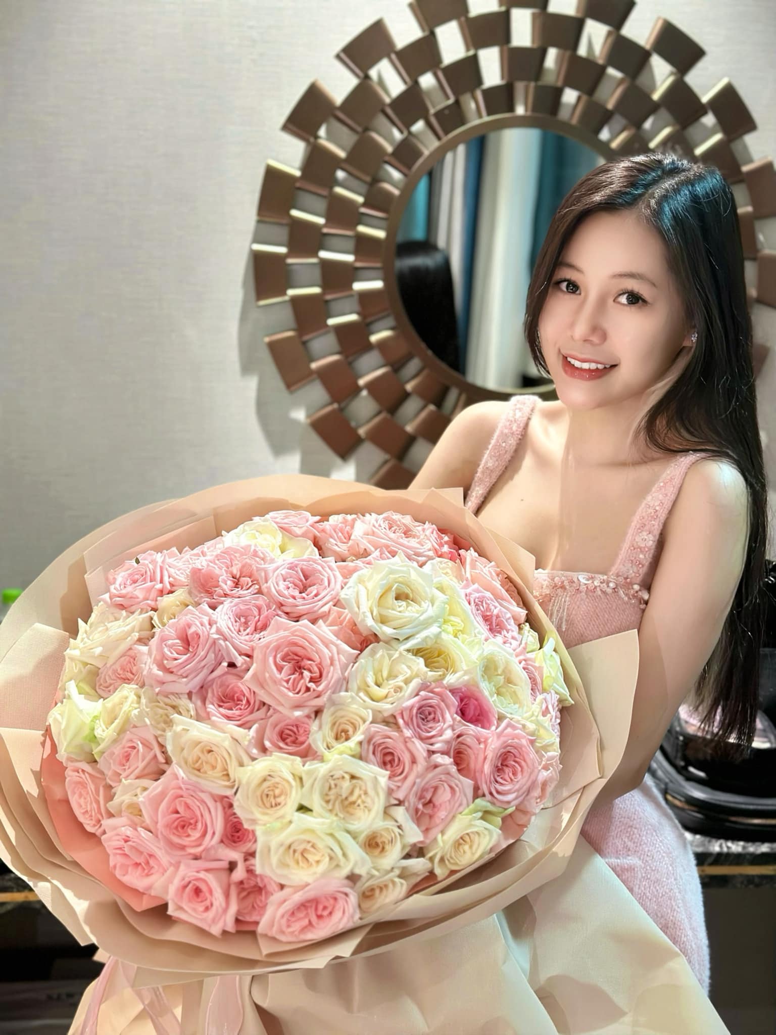 Beautiful hot girl shows off her huge bank balance, a stack of land use rights certificates, netizens eagerly "ask for blessings" 9 Beautiful girl flaunting wealth, attracting attention on social media.