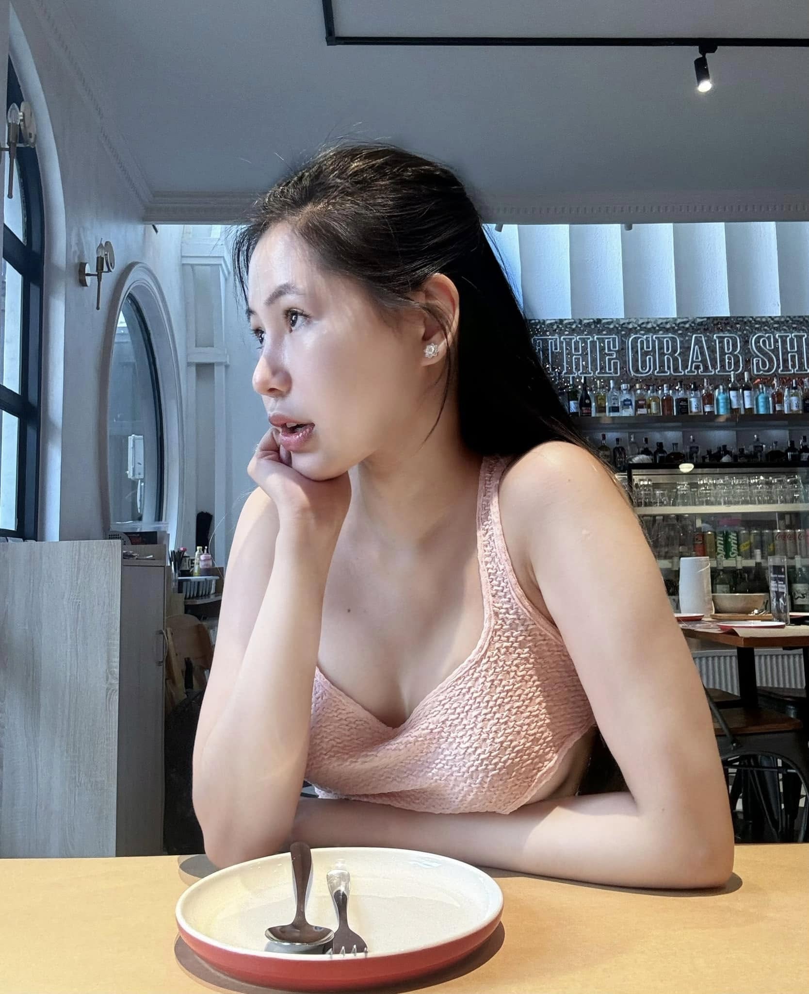 Beautiful hot girl shows off her huge bank balance, a stack of land use rights certificates, netizens eagerly "ask for blessings" 8 Beautiful girl flaunting wealth, attracting attention on social media.