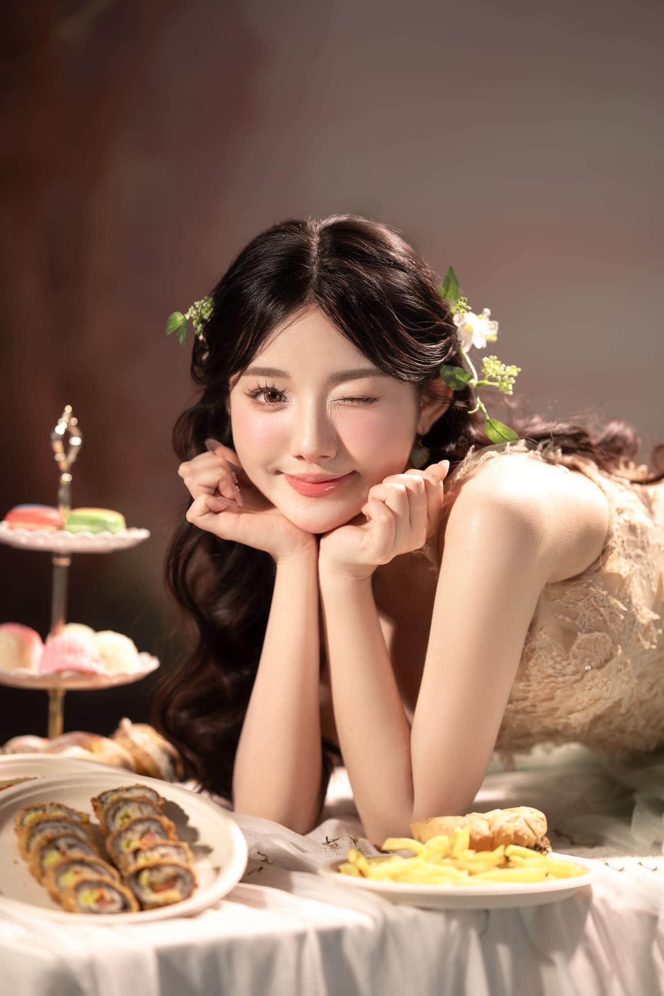 Hot girl mukbang shares a series of photos in a sexy bikini, mesmerizing figure 1 Mukbang queen in a hot bikini showcasing her stunning figure.
