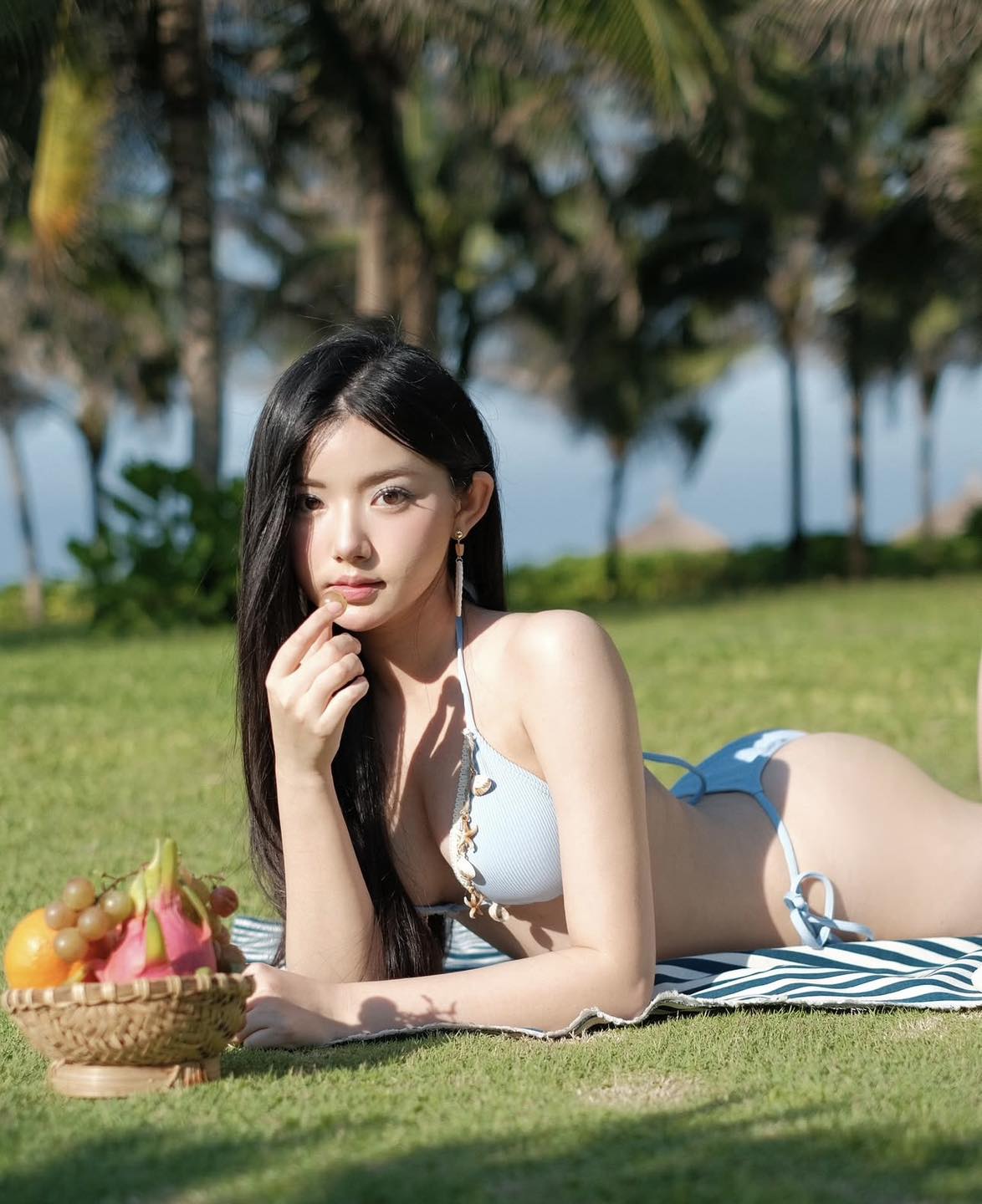 Hot girl mukbang shares a series of photos in a sexy bikini, mesmerizing figure 6 Mukbang queen in a stunning bikini.