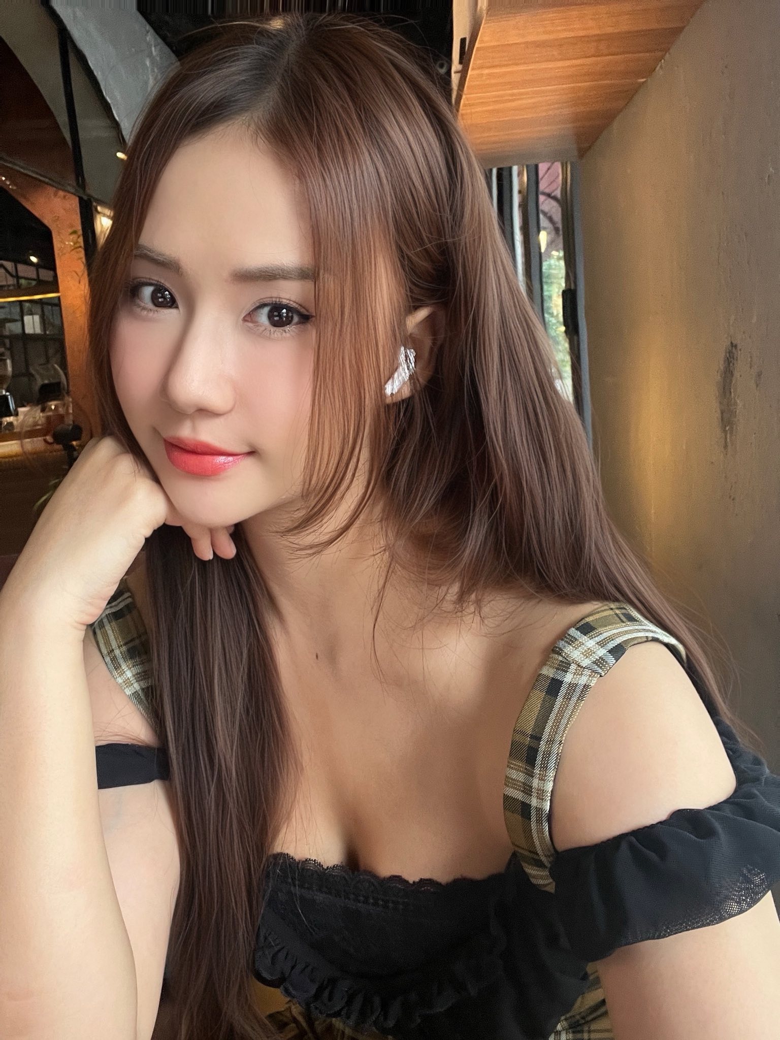Hot girl Liên Quân famous for her interface update photo shoot ahead of her new age 1 Nguyễn Lê's captivating new look