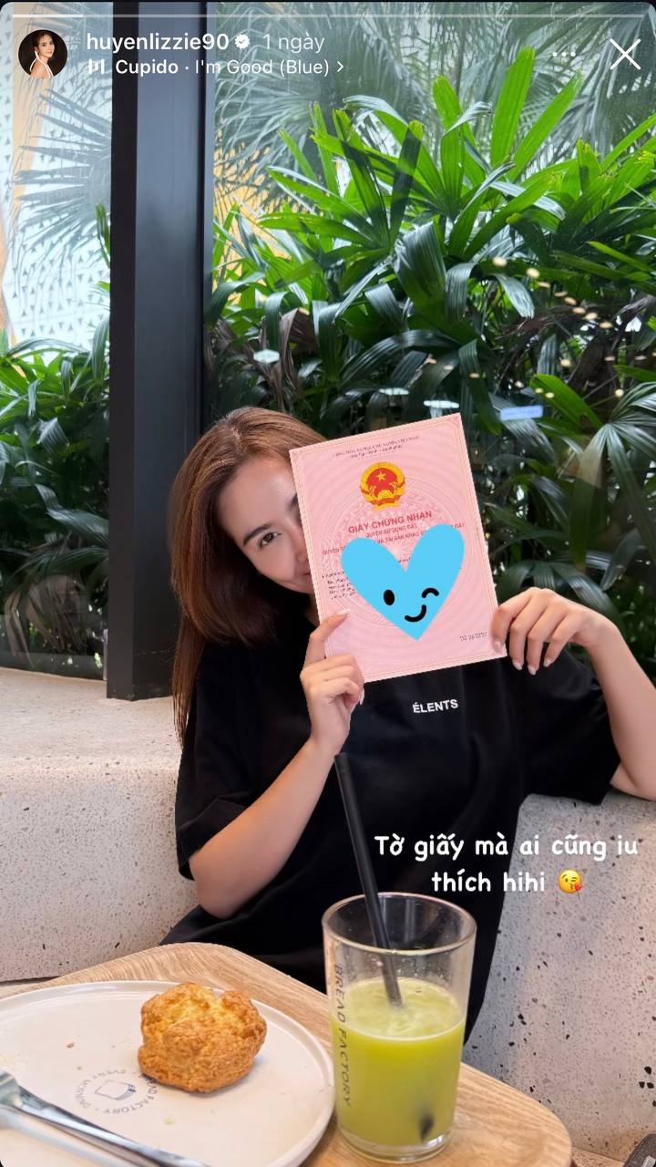 Beautiful hot girl shows off her huge bank balance, a stack of land use rights certificates, netizens eagerly "ask for blessings" 1 Beautiful girl flaunting wealth, attracting attention on social media.