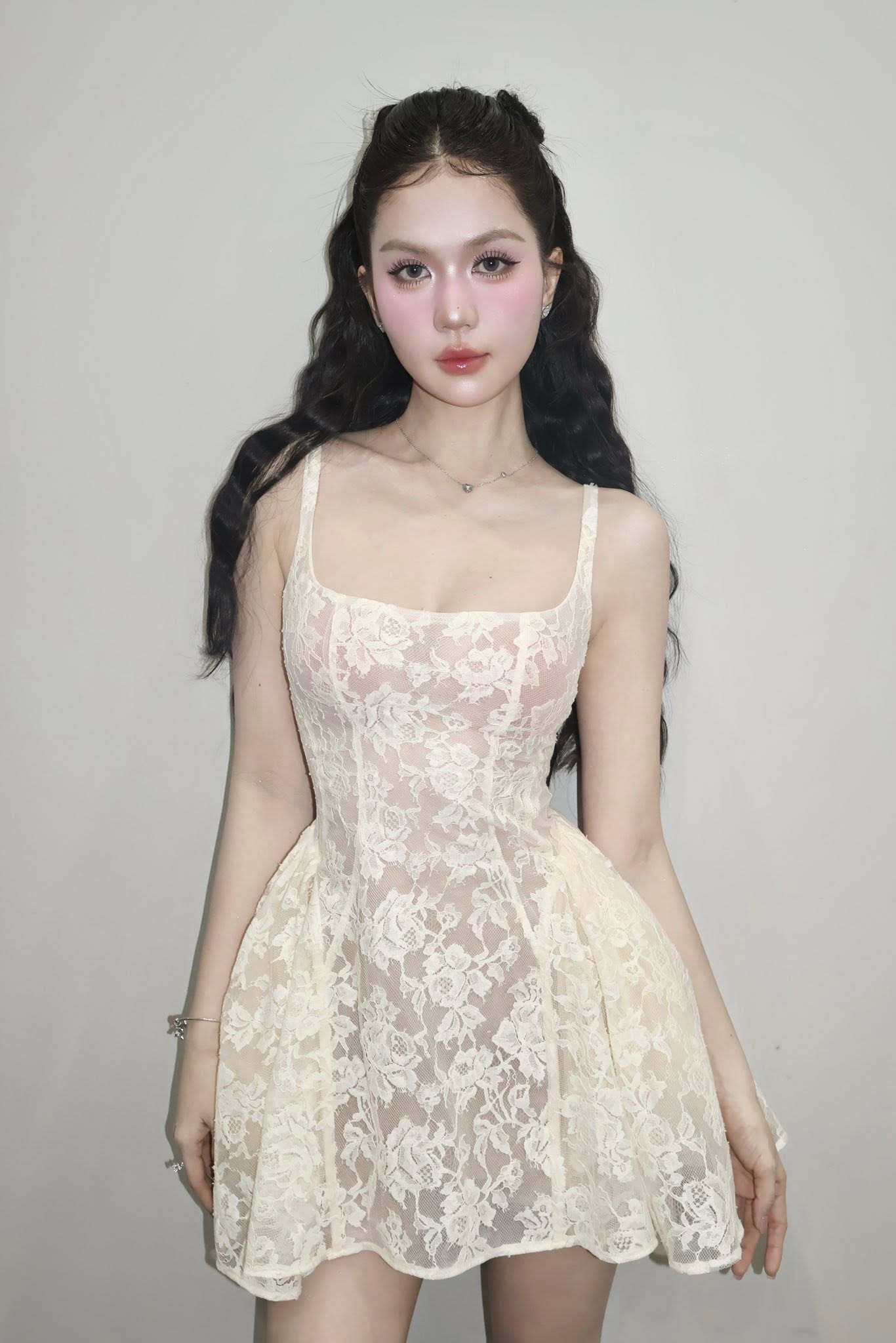 Ngọc Trinh shows her real body through regular camera, netizens compare images that have been edited with the unedited ones! Ngọc Trinh shows her real body through regular camera, netizens compare images that have been edited with the unedited ones!