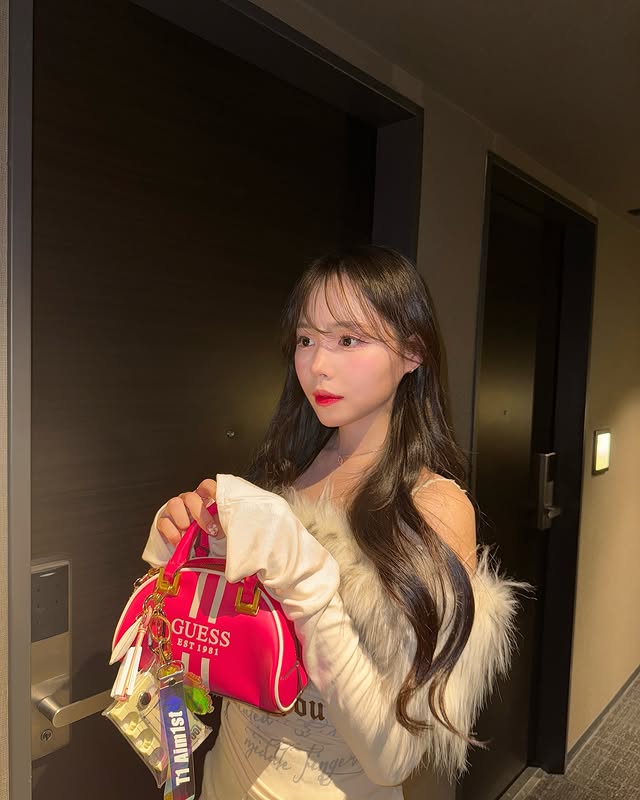 The hot girl frequently updates her images while working like an everyday life The hot girl frequently updates her images while working like an everyday life