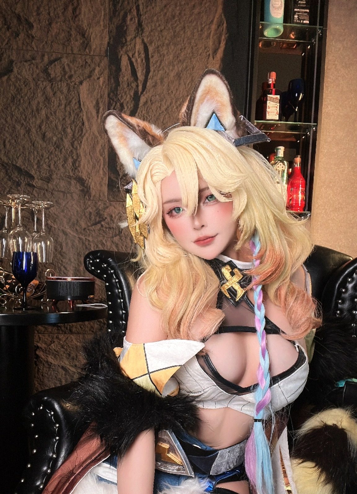 Just showing off her new nails, the "top server" of the cosplay community has also impressed everyone 4 Sayo Momo in a stylish pose