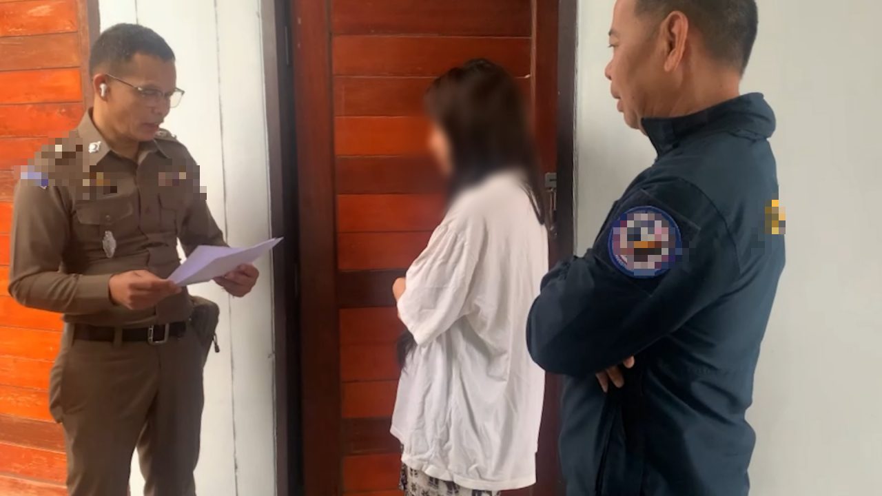 Young girl caught in the act of filming sensitive content and charging fees on social media 2 Clip filming causing public uproar, the girls were arrested at the scene - Image 2.