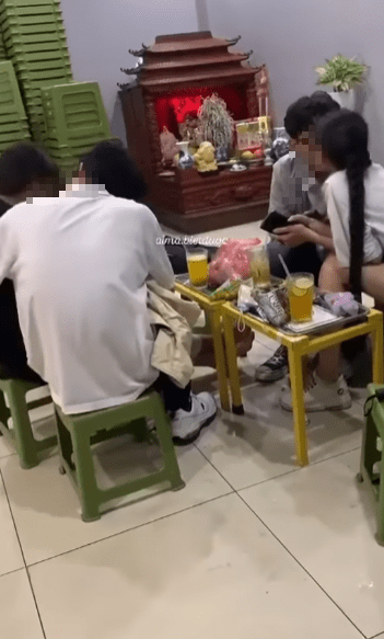 Without hesitation engaging in private matters at the lemon tea shop, the collective actions of the youth make netizens raise their eyebrows 2 Public Display of Affection
