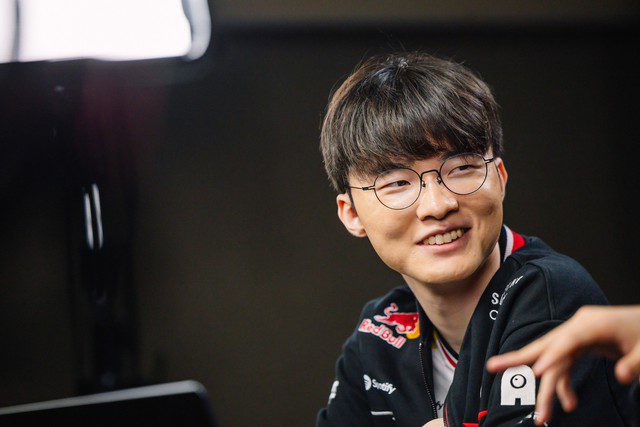Faker receiving warm greetings from the audience. Faker receiving warm greetings from the audience.