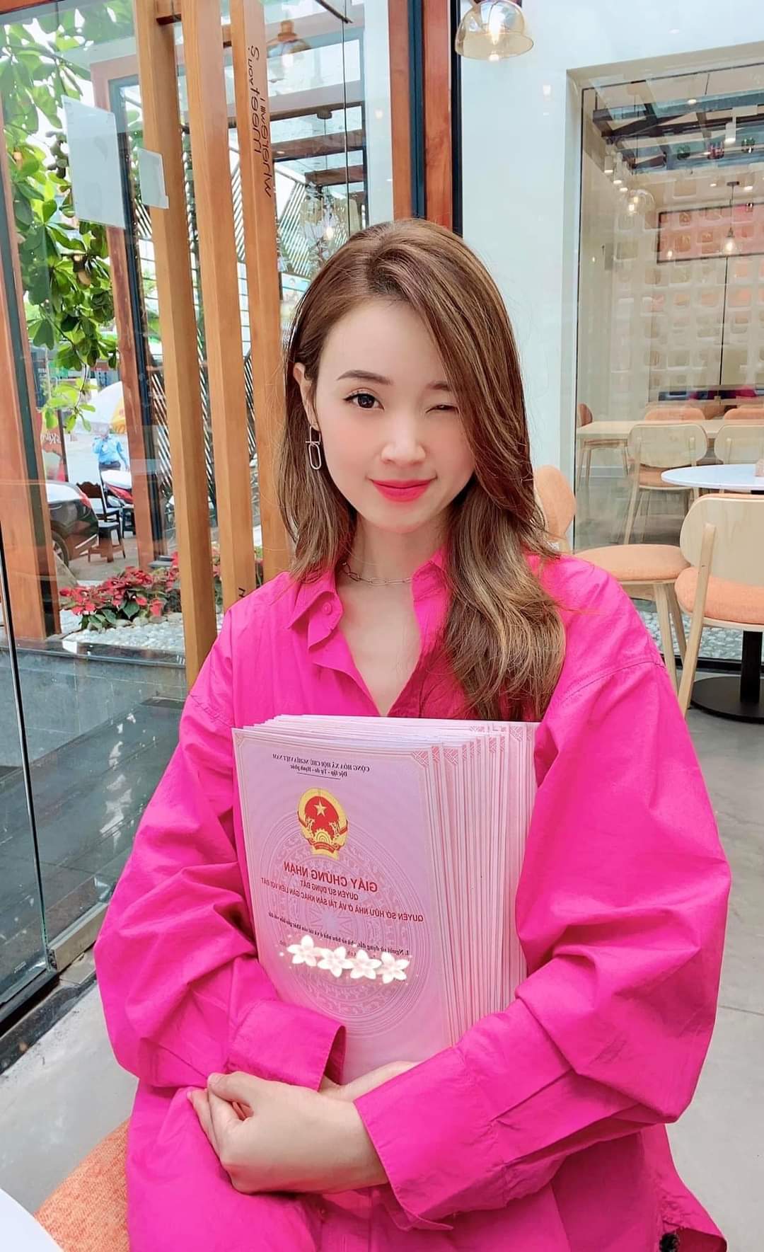 Beautiful hot girl shows off her huge bank balance, a stack of land use rights certificates, netizens eagerly "ask for blessings" 2 Beautiful girl flaunting wealth, attracting attention on social media.