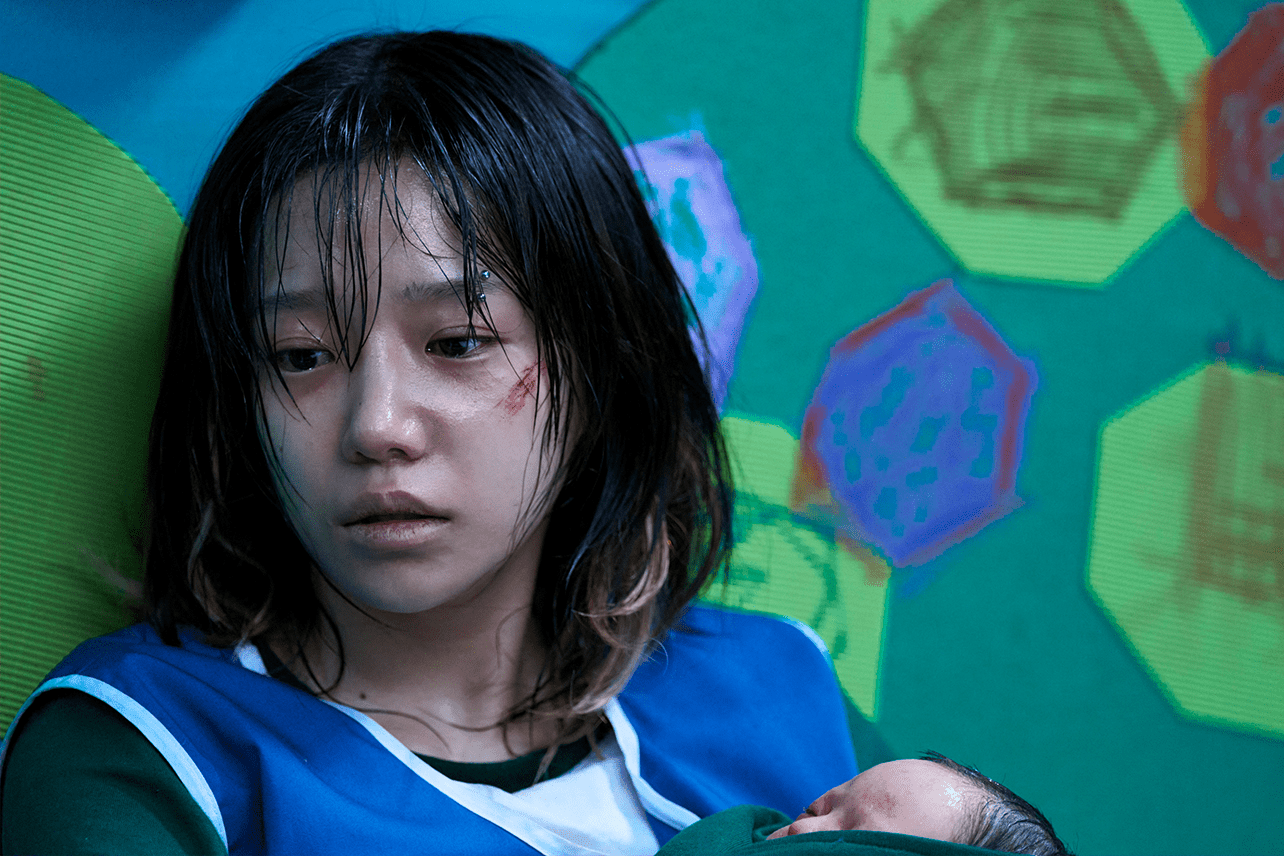The most beautiful woman in Squid Game 3: Flawless bare face, looks even more stunning in real-life photos 2 Jun Hee giving birth in Squid Game 3