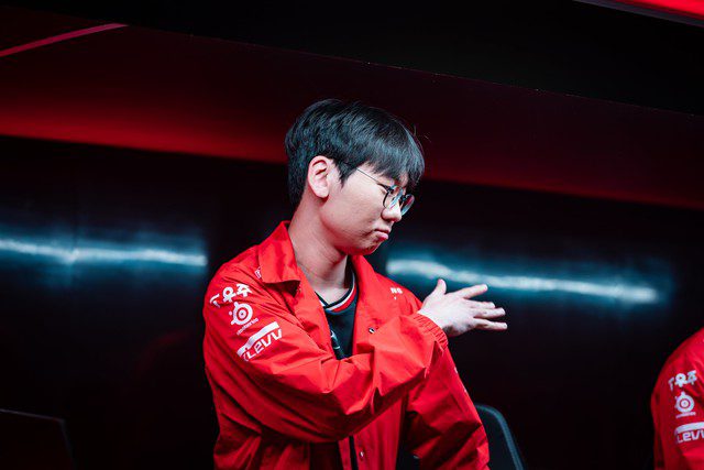 Many fans are overwhelmed by his performance Many fans are overwhelmed by his performance