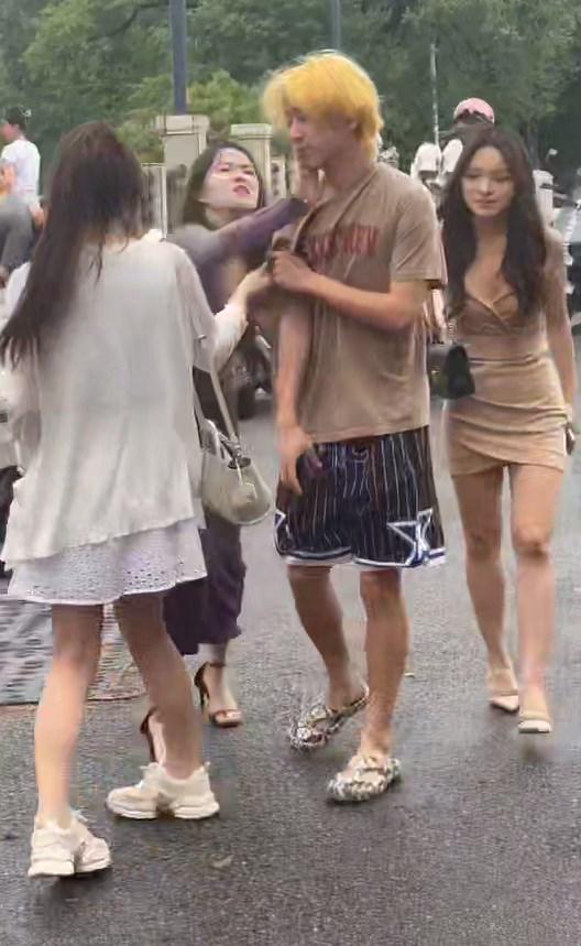 Caught dating three girls at the same time, the young man falls into a tragic predicament 1 Caught in an awkward situation with three girls at the same time, the young man found himself in a tight spot.