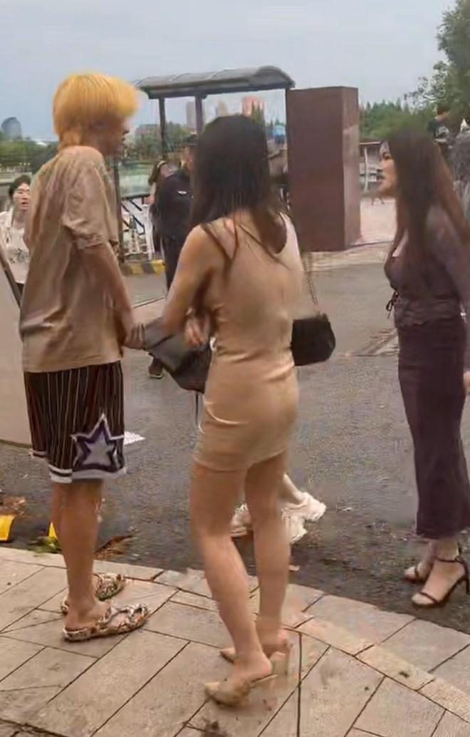 Caught dating three girls at the same time, the young man falls into a tragic predicament 2 Caught in an awkward situation with three girls at the same time, the young man found himself in a tight spot.