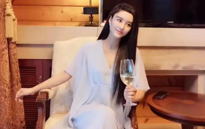 30 Billion, 8 Years of Surgery, Married to a Cosmetic Surgeon: What Happened to the Beautiful Hot Girl? 1 Ha Thu Tay's Fashion Choices